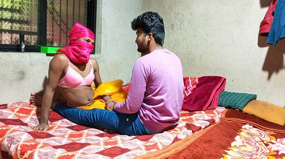 Indian Pooja Shimel was given a gift by her boyfriend so Pooja Shimel was happy and gave her her ass – Hindi Voice